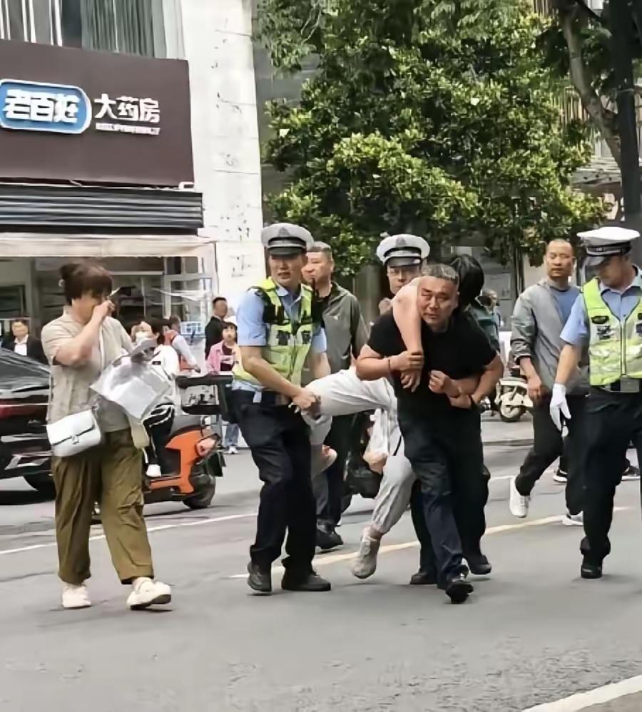 笑喷！考生紧张到腿软，爸爸一路扛进考场，警察都来搭把手！
 
今天的考场名场面，