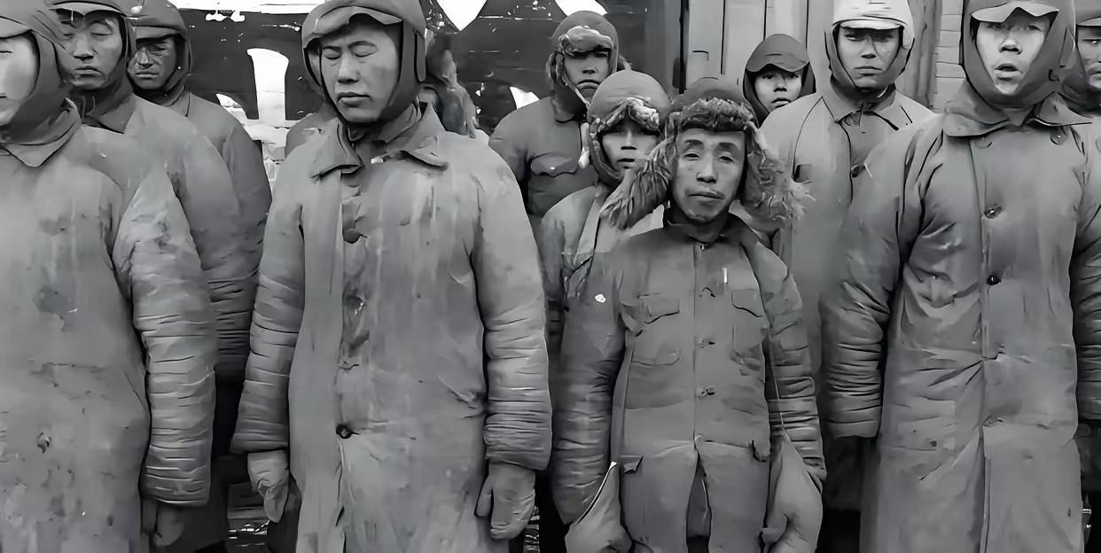 1954 年，一万多名志愿军战俘抵台，蒋介石亲笔题字，蒋经国伫立码头热泪盈眶，这