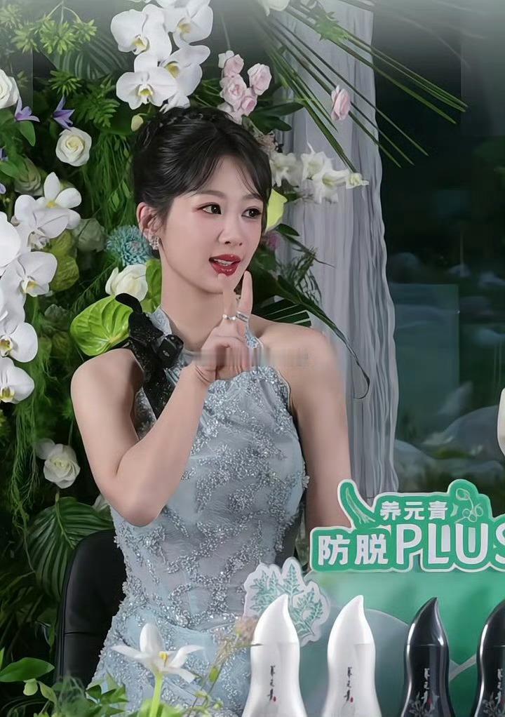 杨紫直播谈生命树杨紫说白菊像野蛮生长的藏羚羊杨紫直播谈生命树，期待新剧，[点赞]