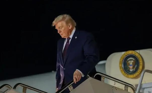 特朗普出师不利啊，飞往瑞士苏黎世参加达沃斯的空军一号，刚起飞没多久就折返回华盛顿