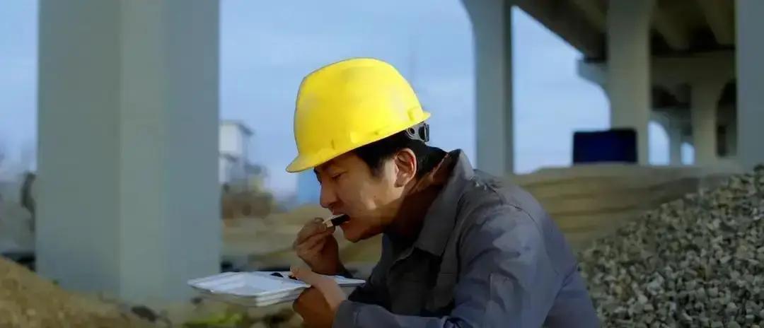 打工剧被改得离谱，韩元工资条竟出现在海参崴！
 
昨晚刷到这段，地铁门把手还是首