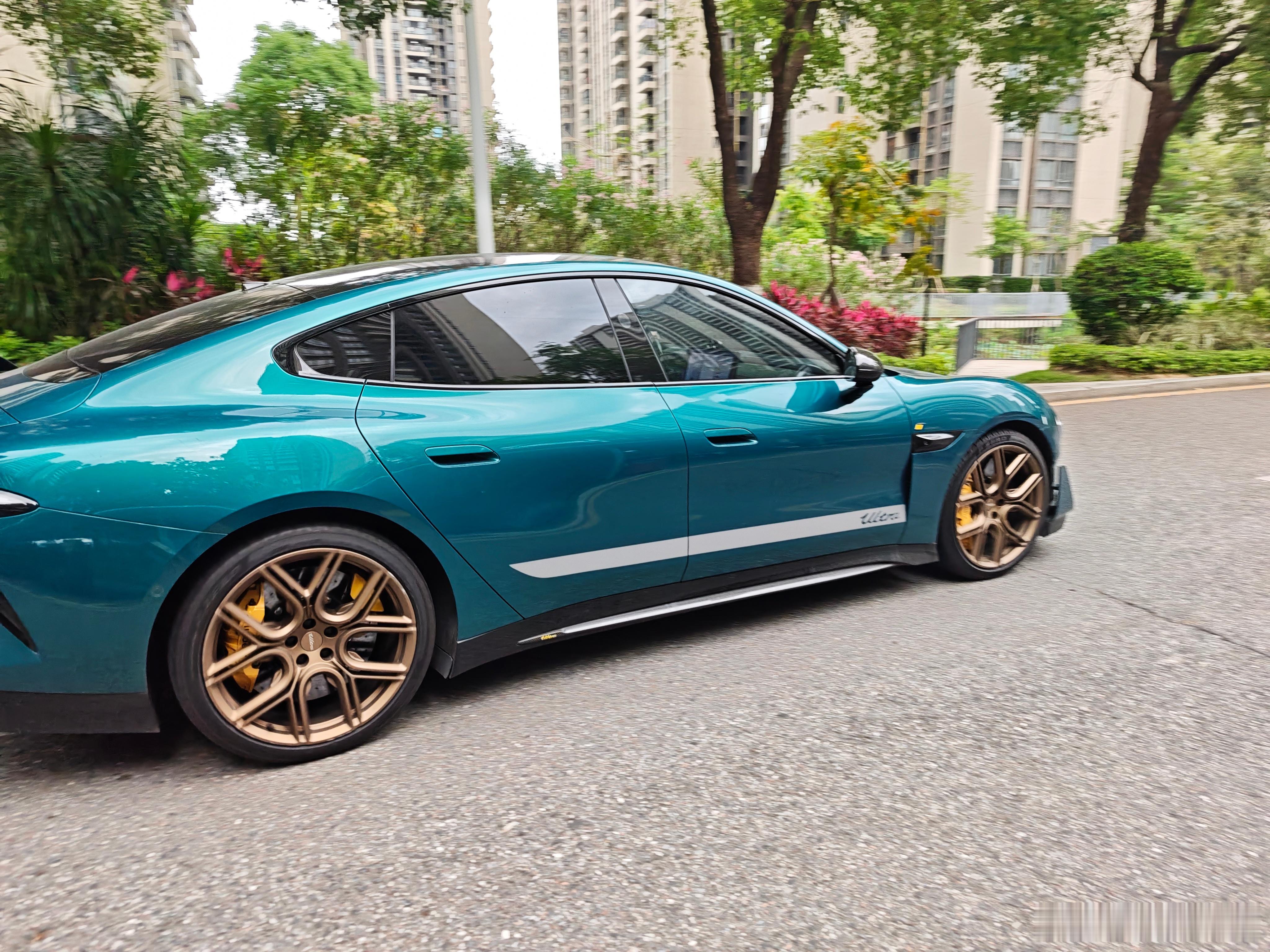 下楼取个快递也能看到帅车我住的这个老破小区真的是好起来了！ 