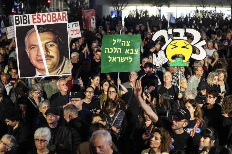 今夜，特拉维夫街头燃起愤怒的抗议之火。阵亡士兵的家属们手持亲人照片走上街头，要求