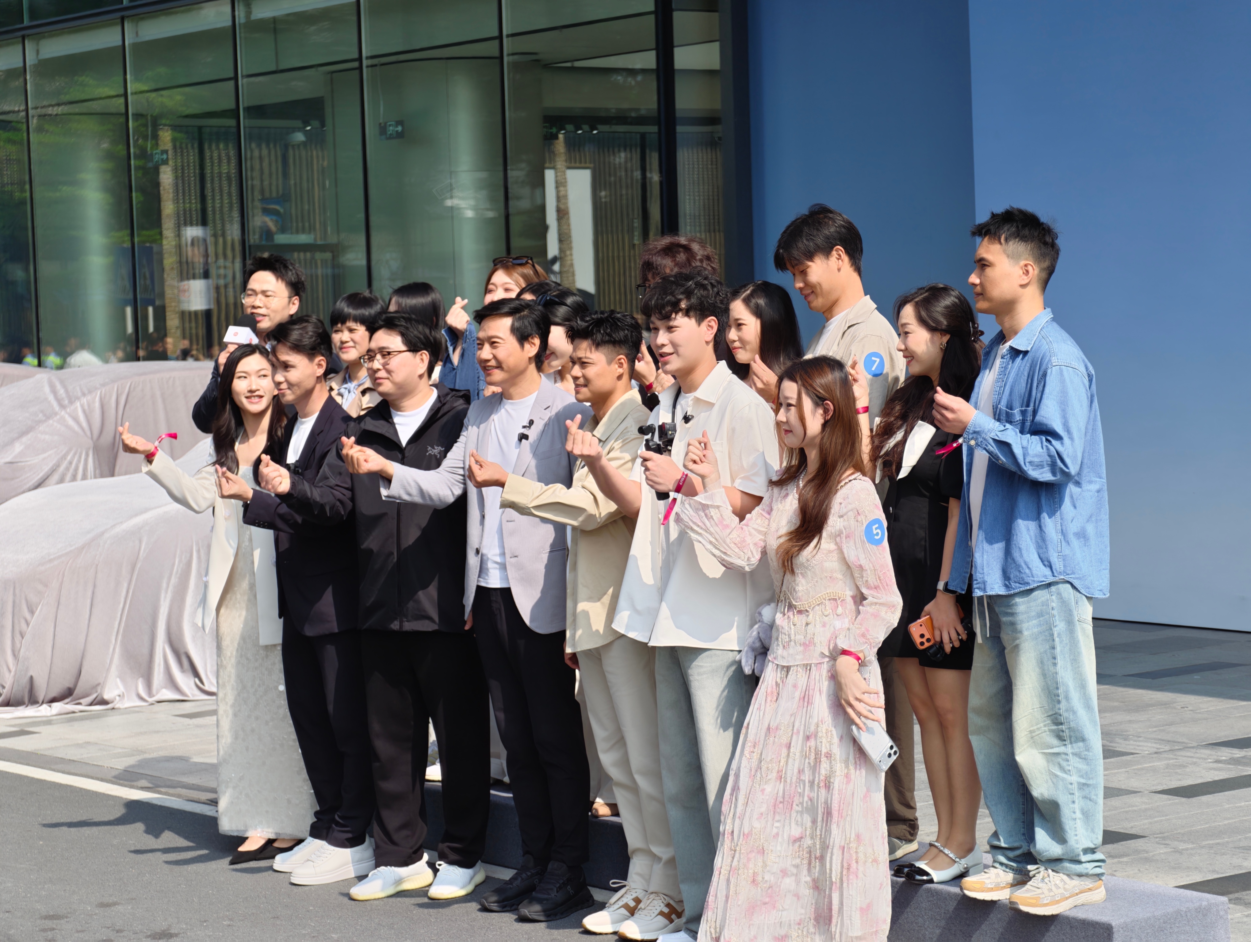 小米新SU7今日开启交付 今天小米新SU7正式开启交付！大家期待已久的“总裁开车