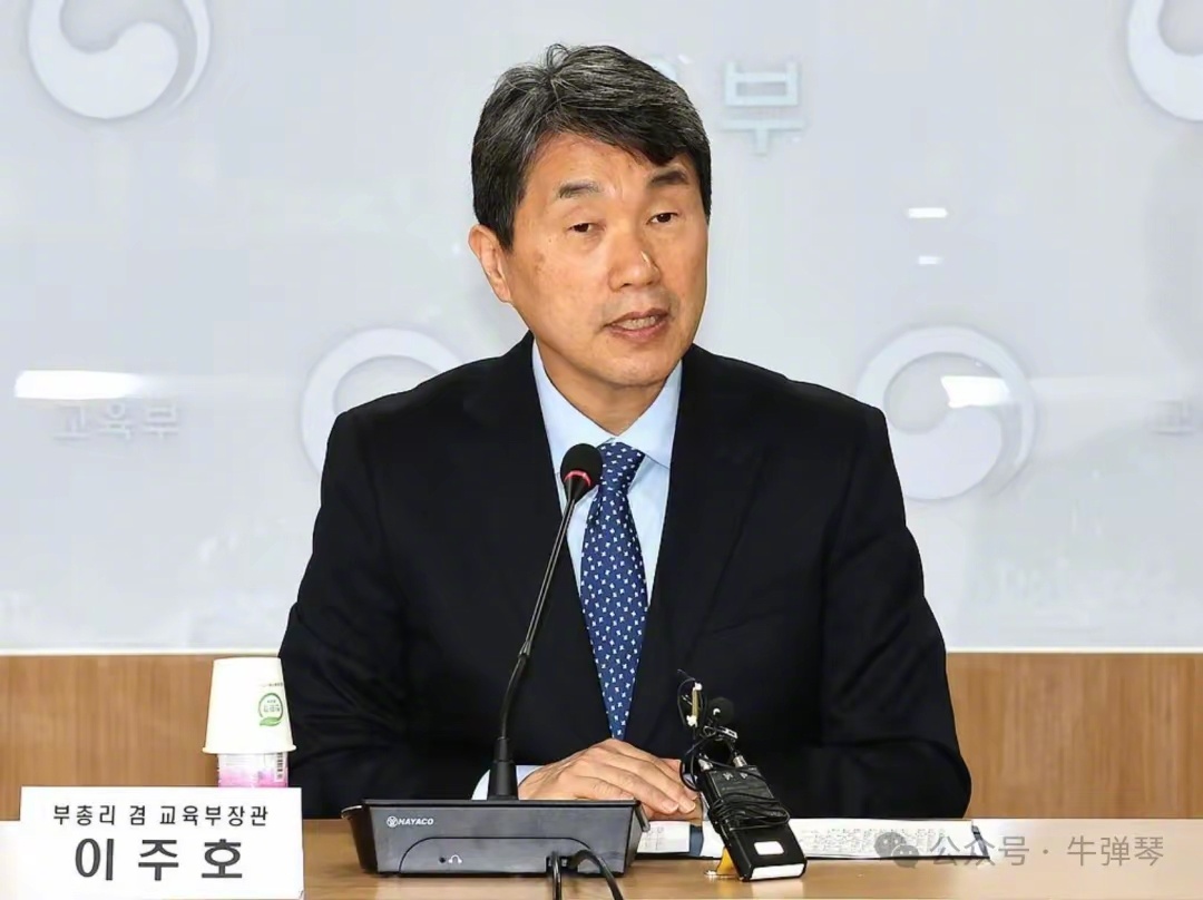 李周浩任韩国代总统给大家介绍一下，他叫李周浩，现在是韩国代代代总统。韩德洙是韩国