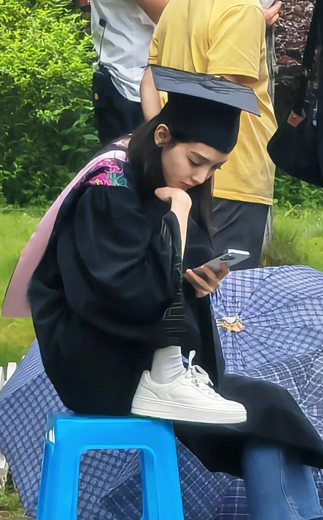 重庆大学偶遇章若楠拍戏
明星和普通人真的有壁
在一群大合照中章若楠美的好突出呀
