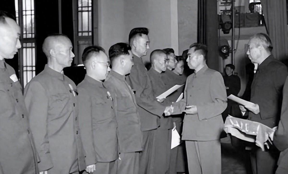 1955年授衔仪式结束后，陈赓前往西花厅，特意嘱咐秘书为自己和颖超拍摄一张合影！