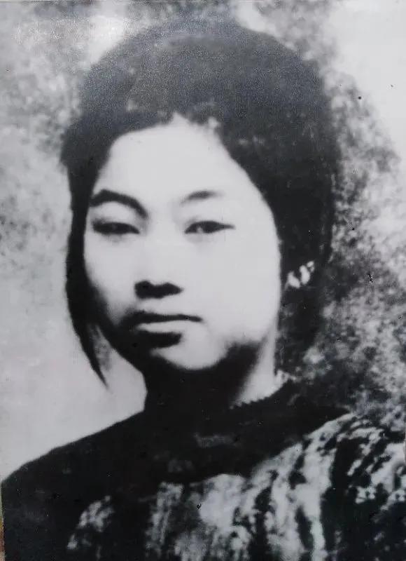 1935年，唐义贞被敌人开膛破肚，在她疼到满地打滚时，敌人竟用刺刀在她的肚子里翻