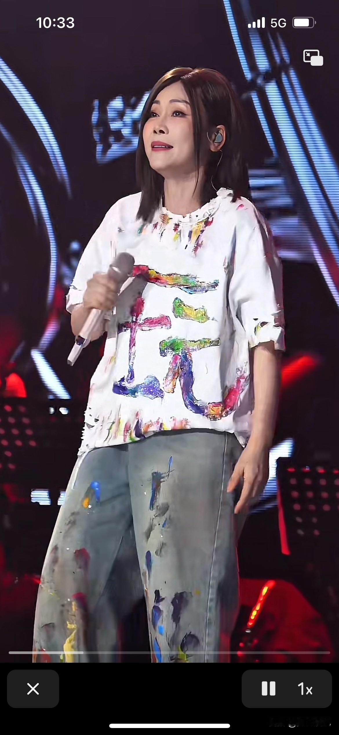 田震老师到底多少岁了，怎么现在过得越来越年轻，像个小姑娘一样，皮肤细腻光泽润滑，