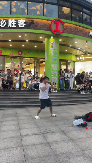 还是第一次见这种奇葩的求婚方式？
男子在求婚表白现场竟然打了一套拳法给女朋友观看