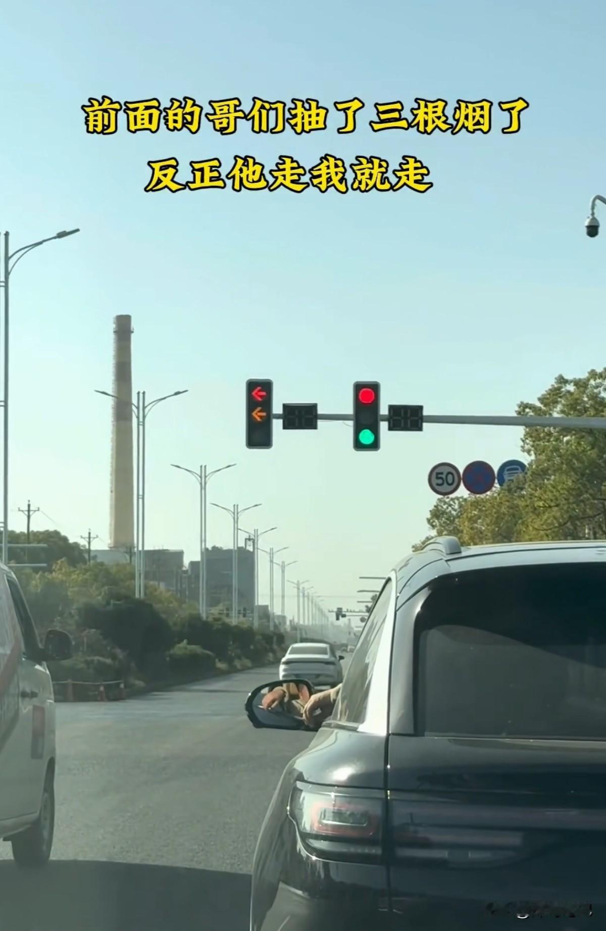 有没有懂的大神司机，这种红绿灯到底是什么意思？遇到这种情况是走还是不走？