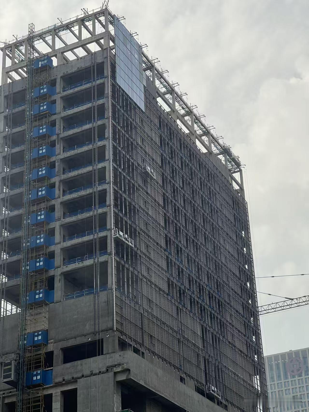 滨湖联投书城这次是真复工～
目前龙骨支架已安装完毕，正在安装玻璃幕墙了。
