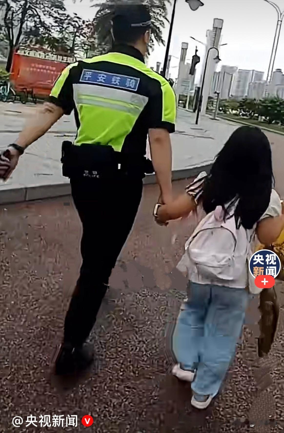 近日，广东珠海一个小女孩跟着妈妈出门，一不小心坐错了公交车，和妈妈走散了……
 