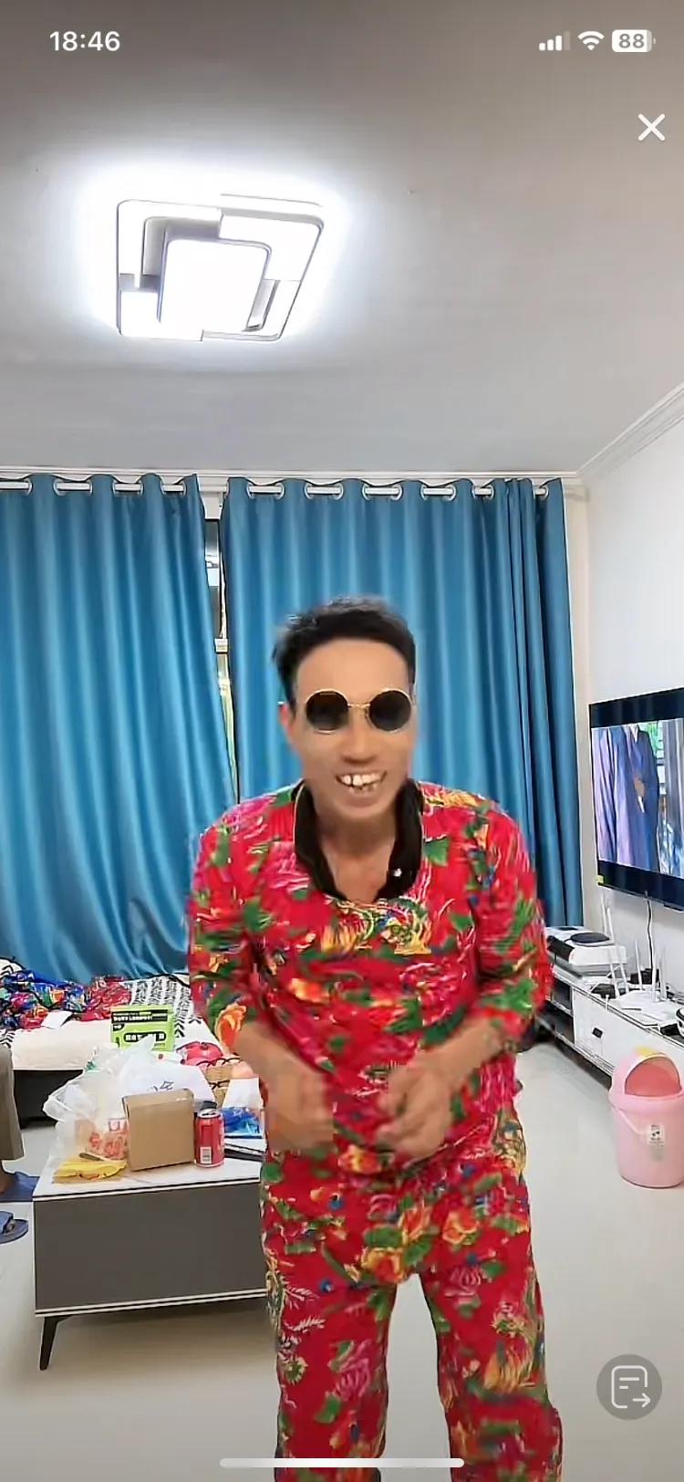 小松23日晚上在家中开启直播，家中房子明天开始请师傅装修，本来说老丈人和小叔来巴