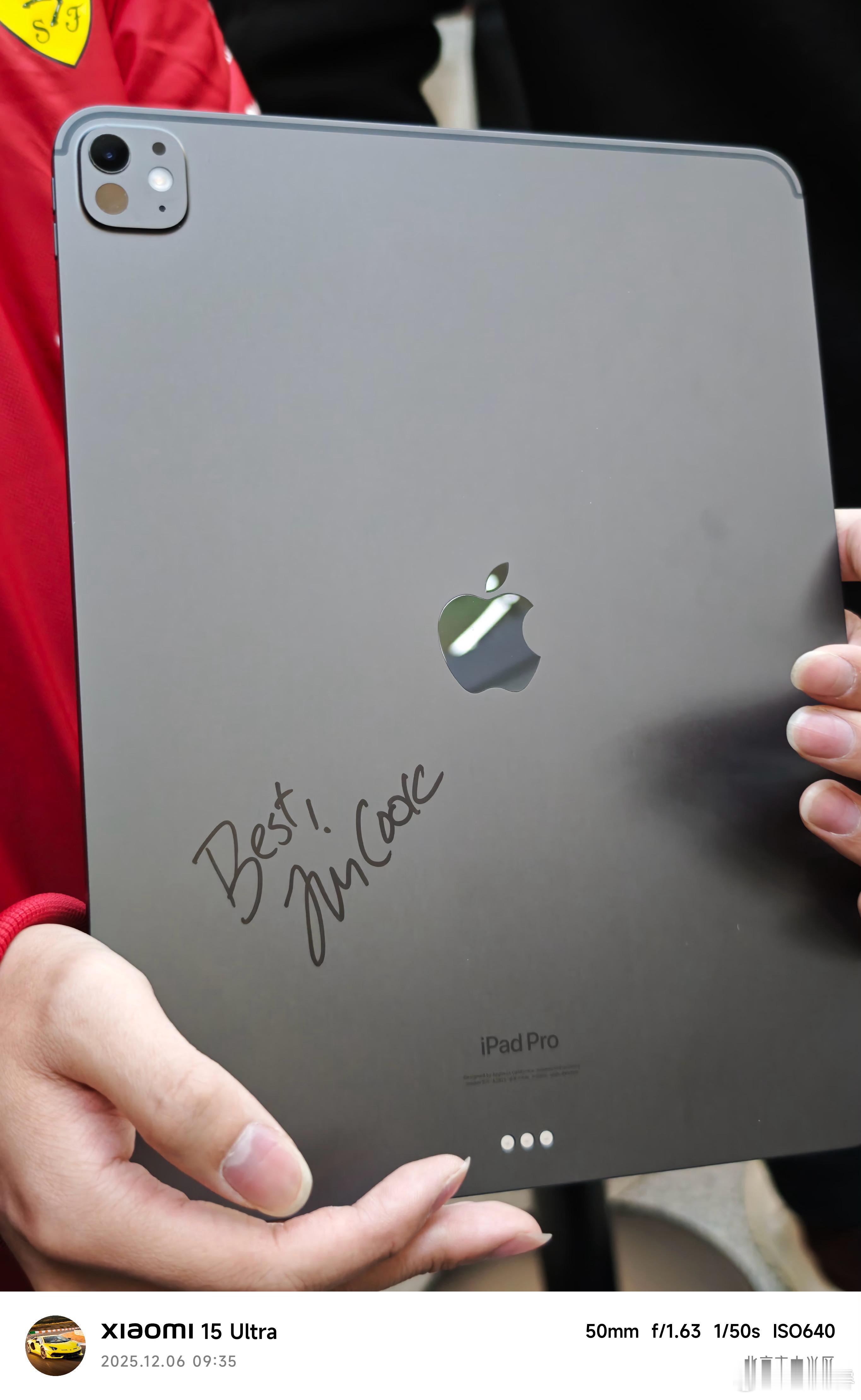 前两排队伍现在就已经出现了两台  亲签的 现场的媒体朋友甚至开玩笑问：是不是没有