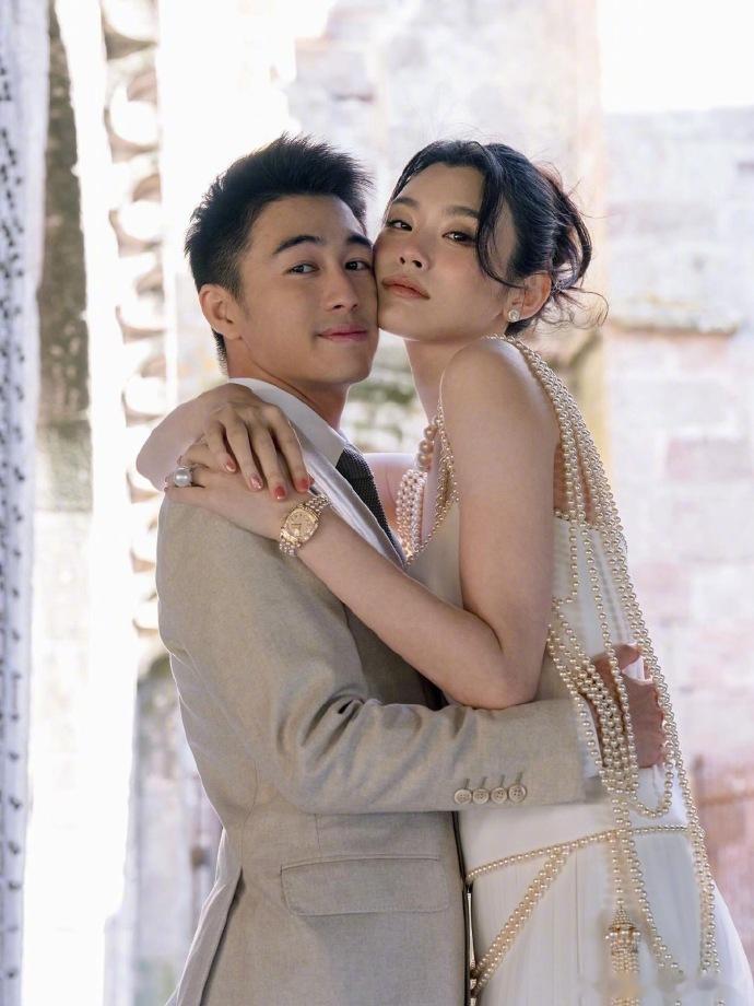 奚梦瑶戴了婆婆的珍珠项链奚梦瑶的项链是四太珍藏奚梦瑶佩戴的是 Patek Phi