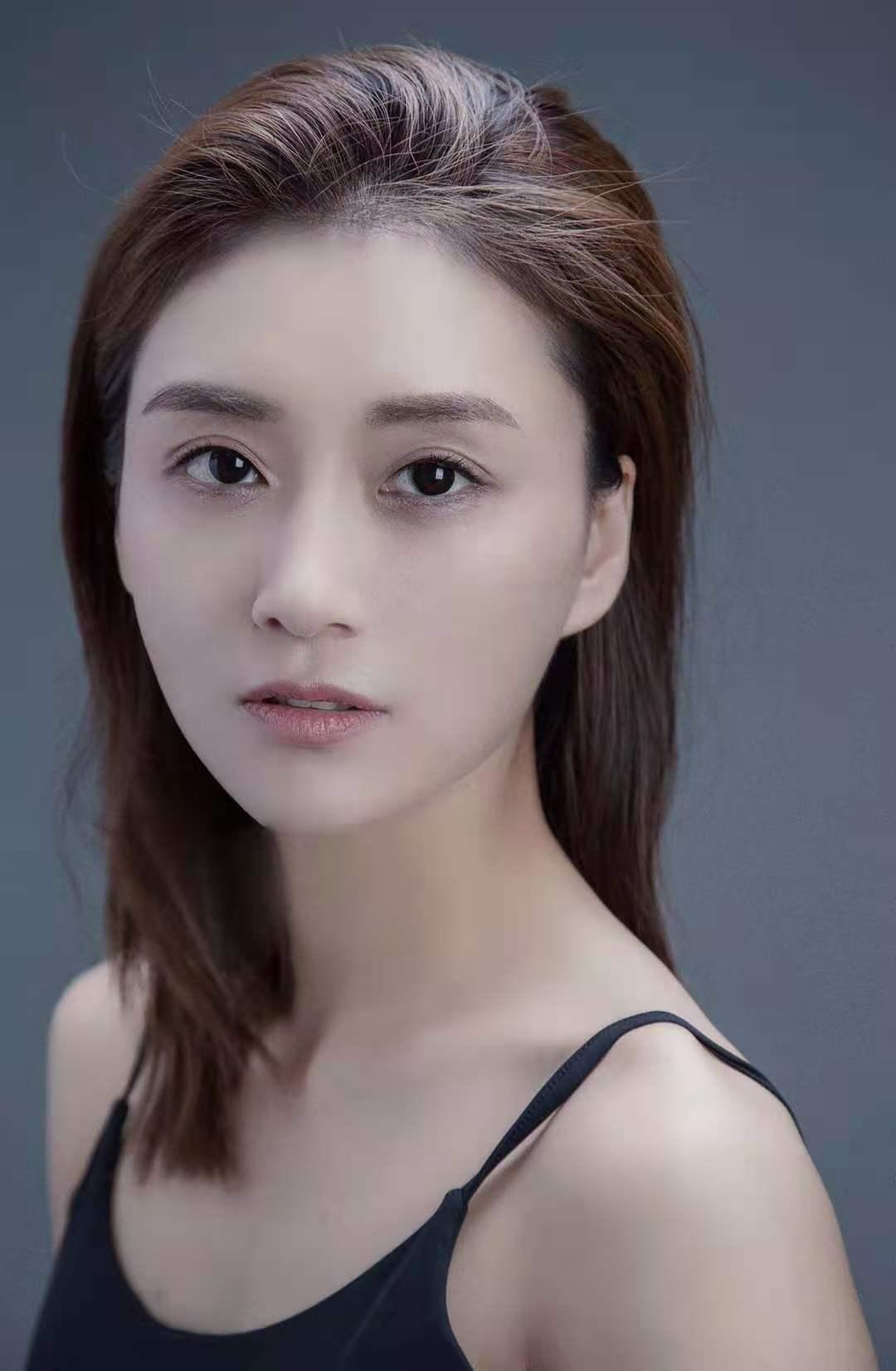 这条消息一经传出，瞬间点燃了整个网络的热议。中国首例艺人因涉案被判死刑，这背后到