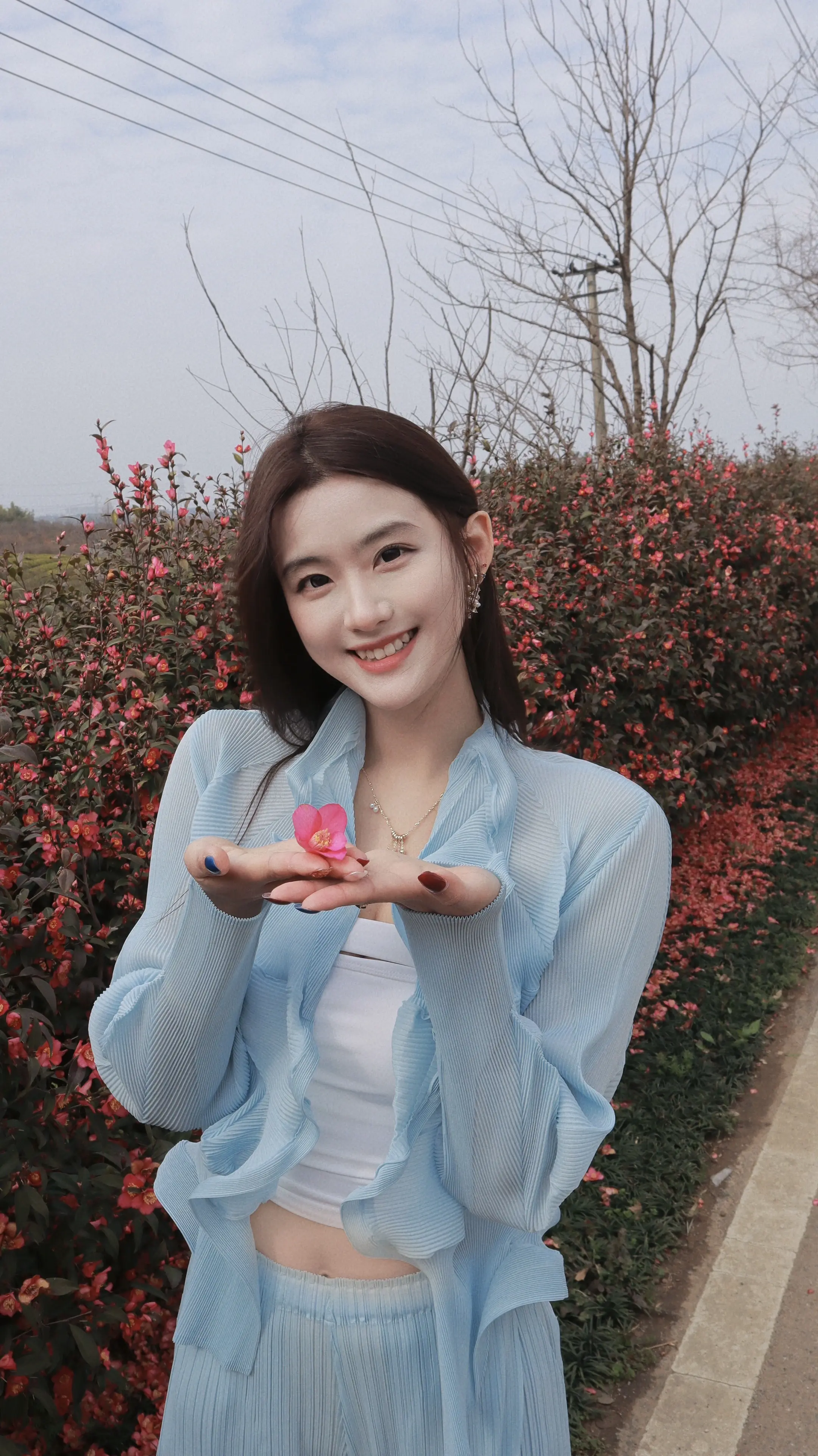 人随春好，春与人宜