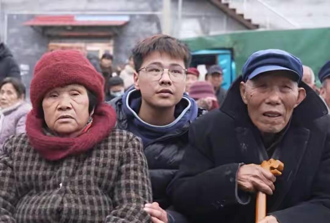 暖心又孝顺！河南驻马店大学生冀梦旭攒下国家奖学金和兼职的4万块，为爷爷80大寿请