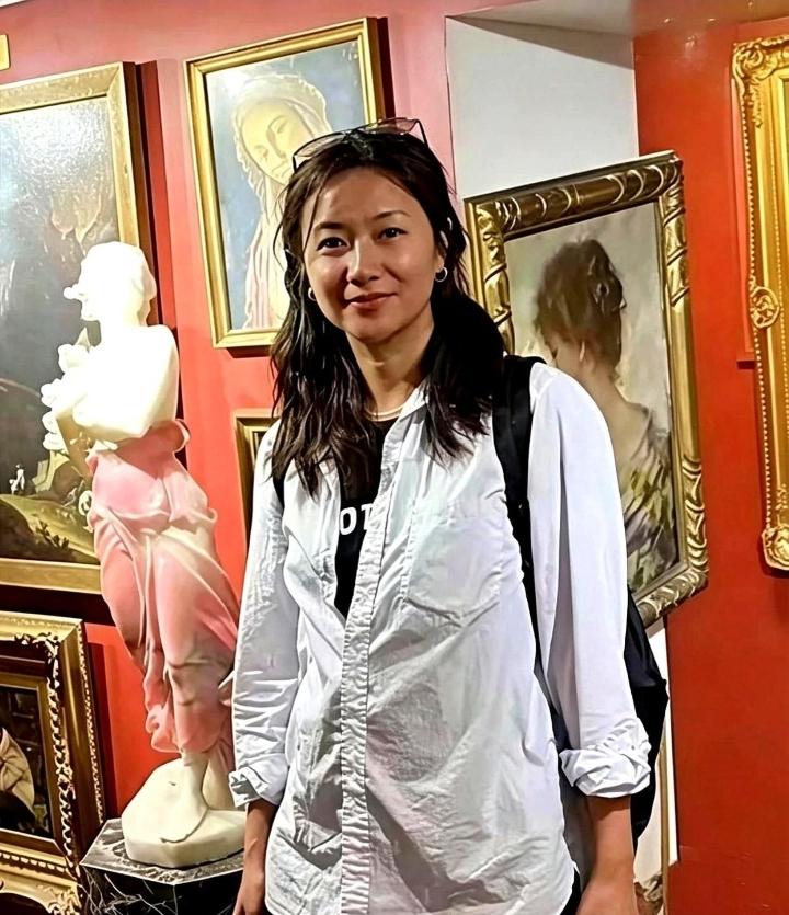 徐静蕾不愧是才女，有才华，还有头脑！
在娱乐圈混的正当红时，急流勇退，斩断了娱乐