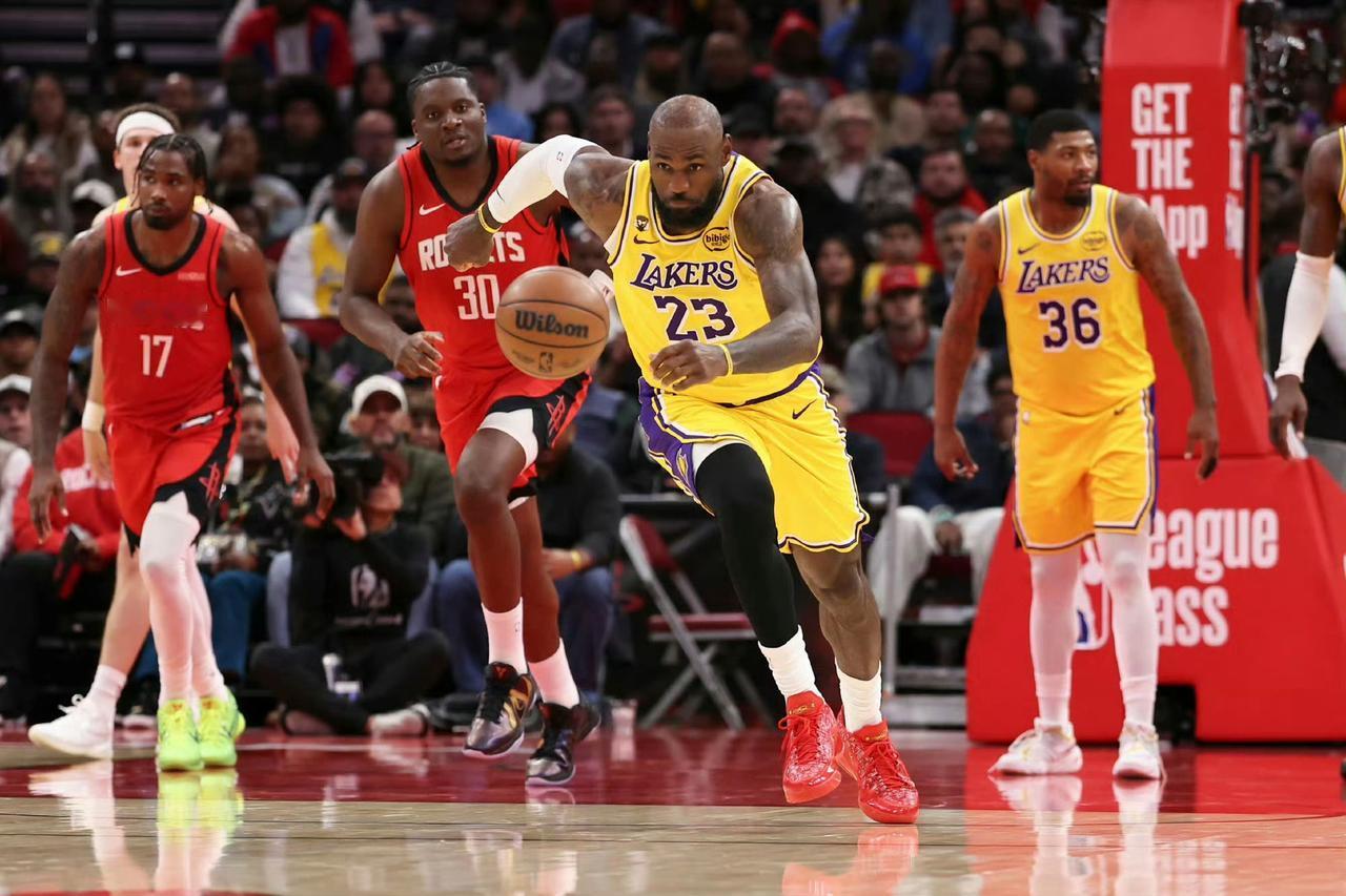 湖人首轮对手是火箭，东契奇倒了，里夫斯伤了，41岁的詹姆斯又要一个人扛一座城——