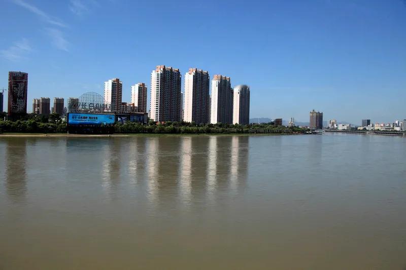 一江碧水起波澜，
几许乡愁对花言。
谁可理清千百绪，
明月照水去又还。