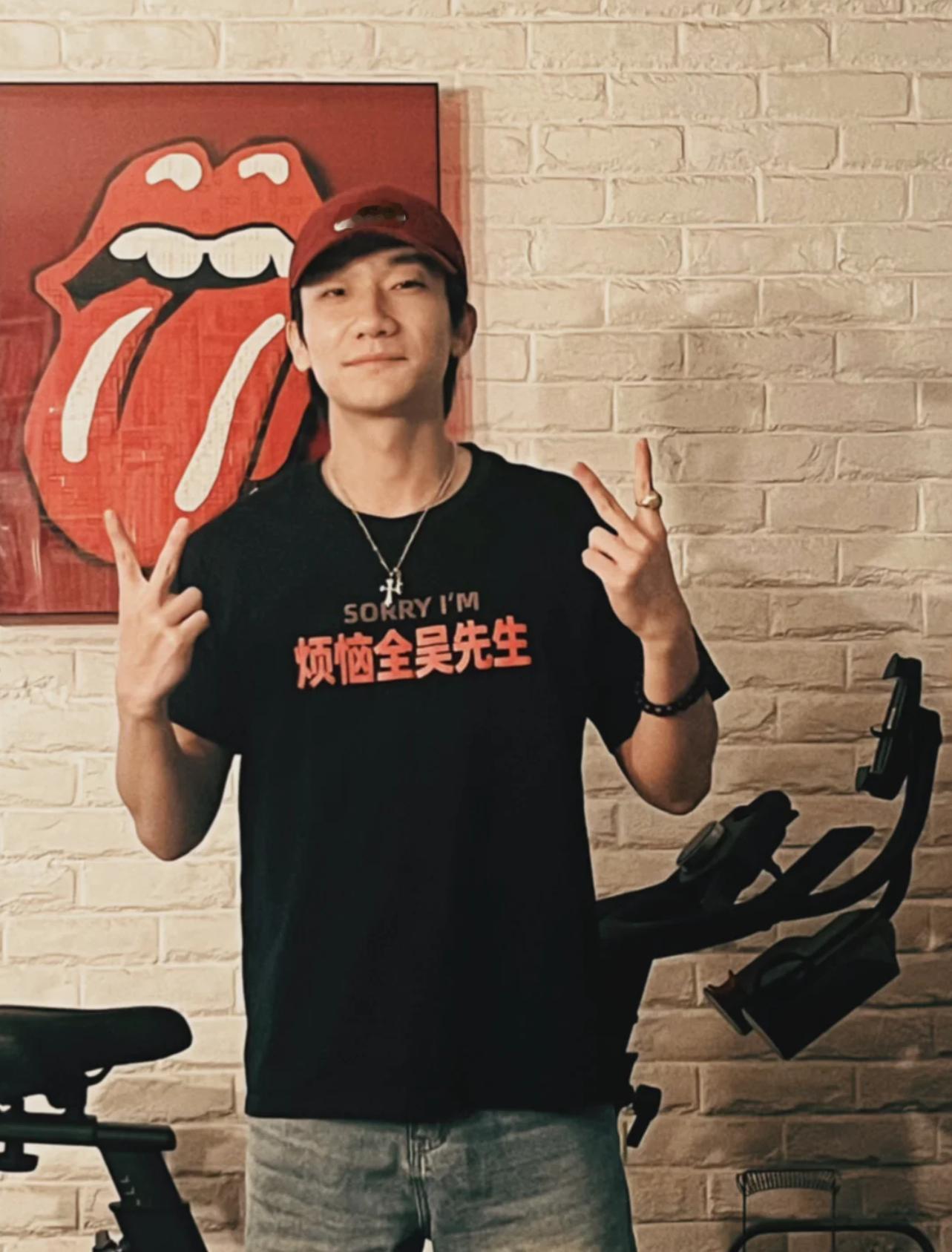 演戏稳，平时摇滚 