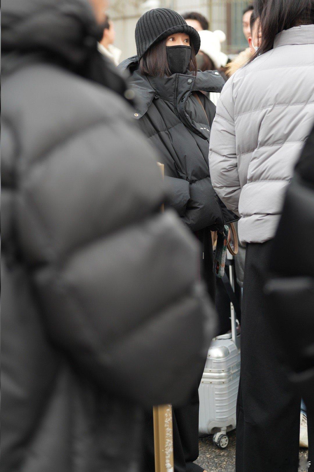 秦岚现身马年春晚彩排 秦岚现身2025马年春晚彩排，大雪里黑色羽绒服裹身，简约又