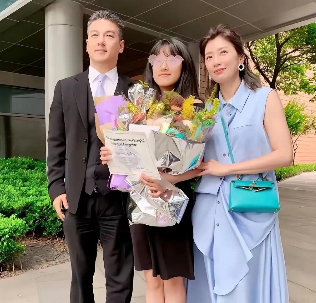梧桐妹算是台版王诗龄吧！

虽说父母离异各自组建新家庭，但无论是爸爸的新家庭还是