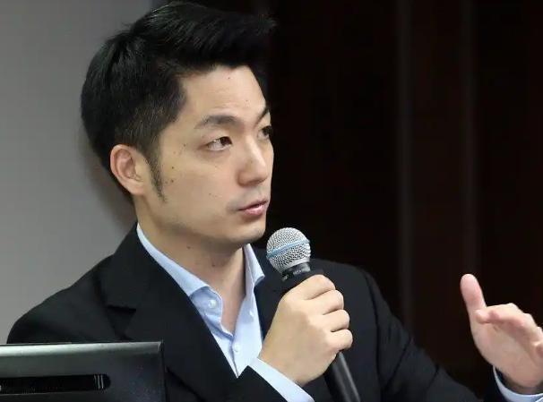 记者曾问 蒋万安 ：你是台湾人还是中国人？蒋万安的回答出乎预料。他曾说：我是 台