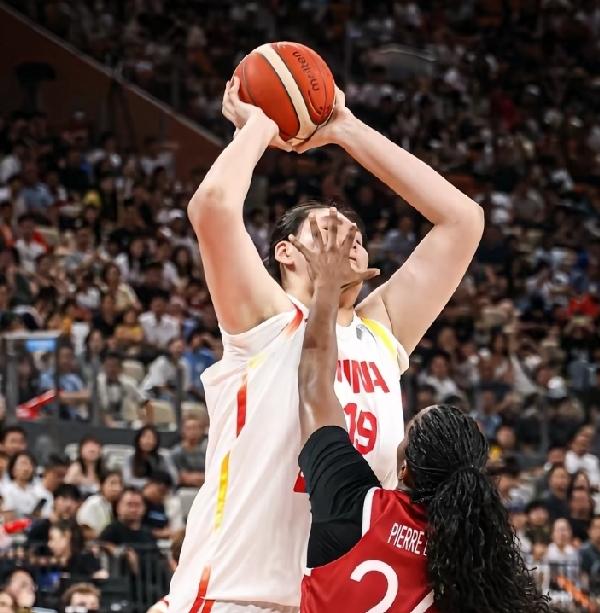 说实话，看完中国女篮的前两场比赛，感觉就不能再用张子宇了，同时，李月汝的缺席，对