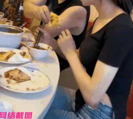 某地有一家人到饭店包厢吃饭时，男生把自己吃过一半的馍还递给了一旁女朋友吃，女朋友