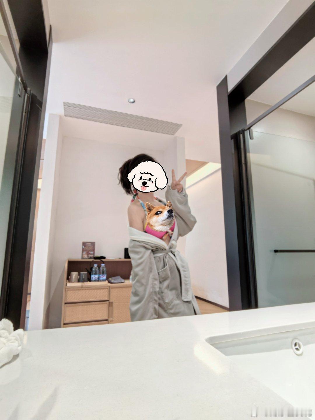这是谁设计的民宿？这位小姐姐，你泡澡的时候走光了。但是，本阿姨可是带了比基尼的。