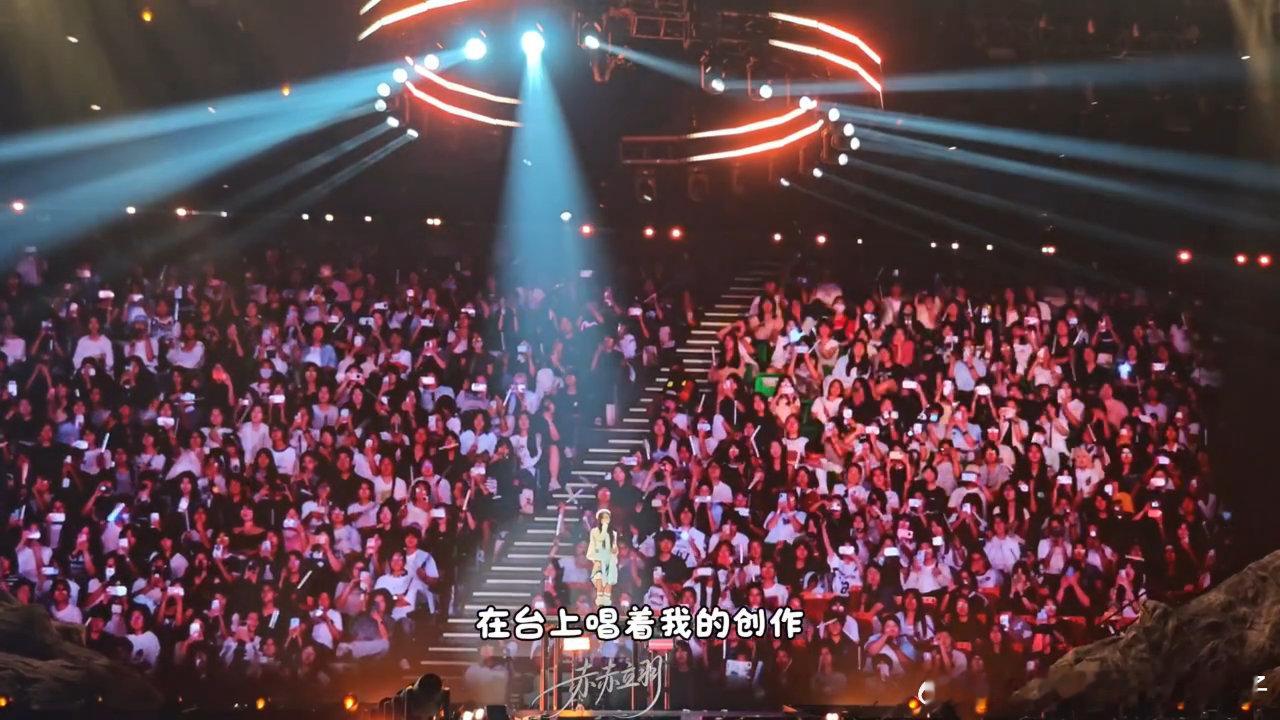 袁一琦现场人气实打实 袁一琦座无虚席即视感郑州演唱会场馆内满目蓝海铺展开来，现场
