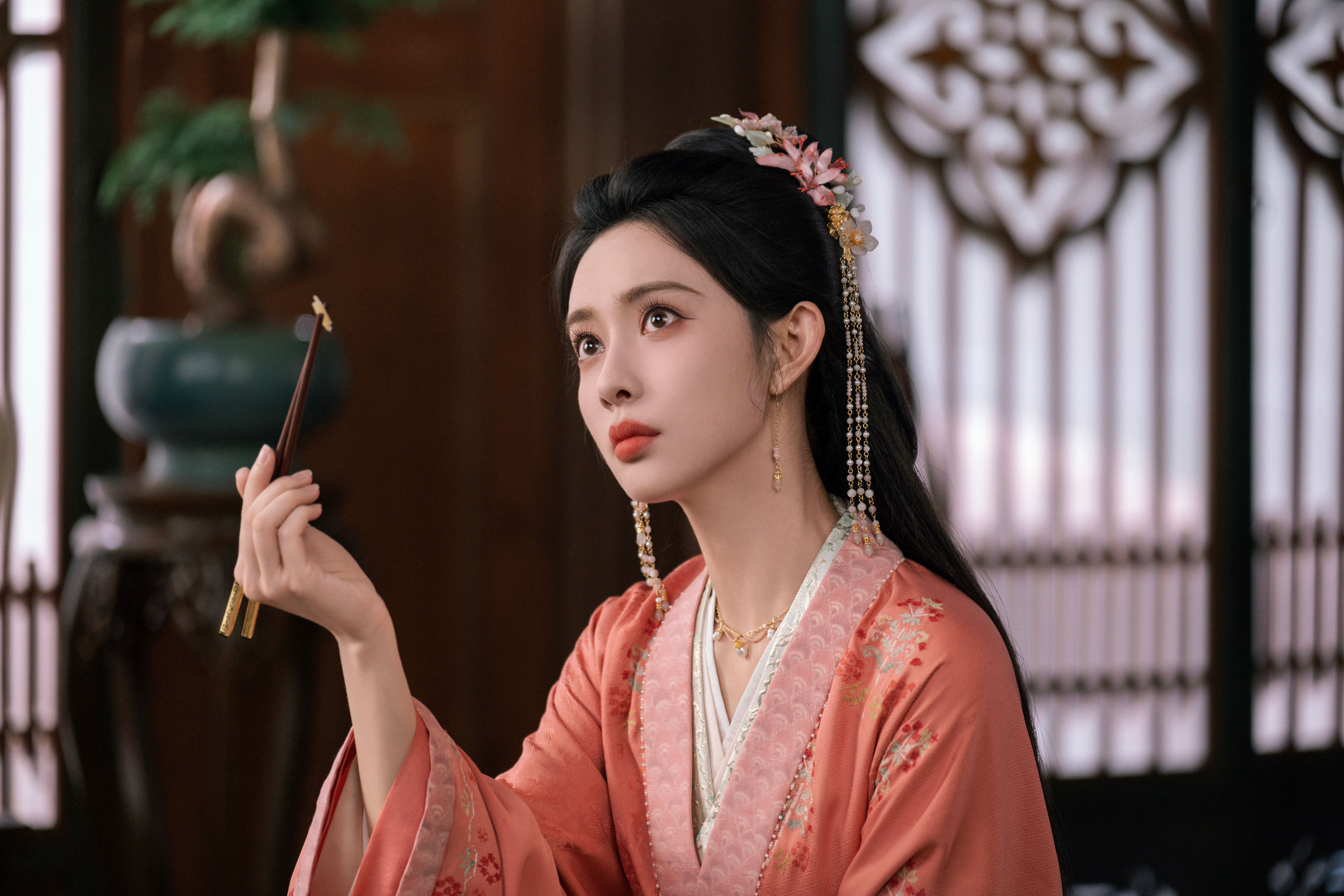 感觉失忆后衣服品质下降了hhh（。孟子义 《桃花映江山》姜桃花剧照-粉衣 ​​​