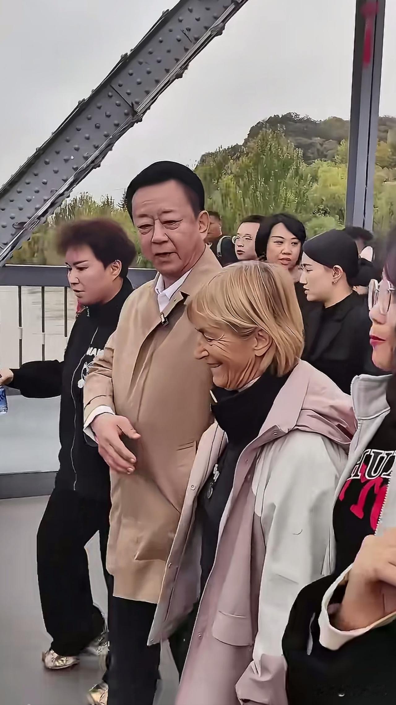 这话有深意啊！
朱军老师说他走的这条路就是他童年走过的，一点没有变，如果是真的，