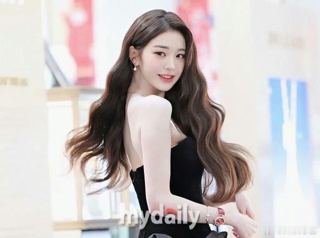 IU张元英韩娱2张权威的脸 美到让人移不开眼！IU 的温柔知性与张元英的青春靓丽