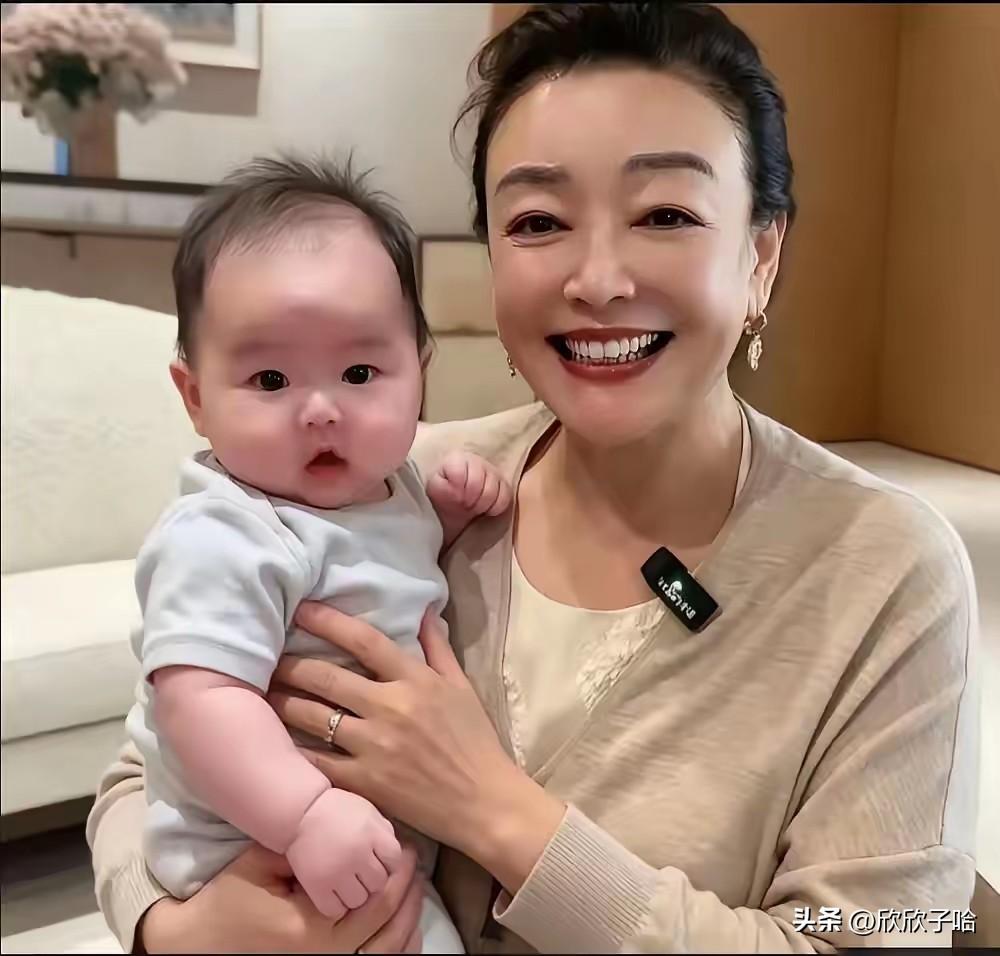 68岁的张兰终于得偿所愿，紧紧抱上了刚出生不久的小孙子汪宝儿，这一幕让全网沸腾。