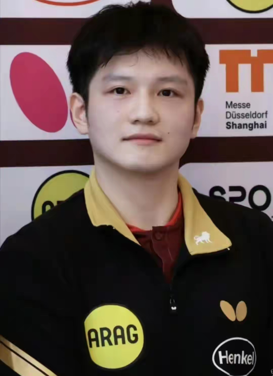 看樊振东比赛该如何请假前国手尹航前段时间在直播里聊到德甲。话题不止比赛本身，还顺