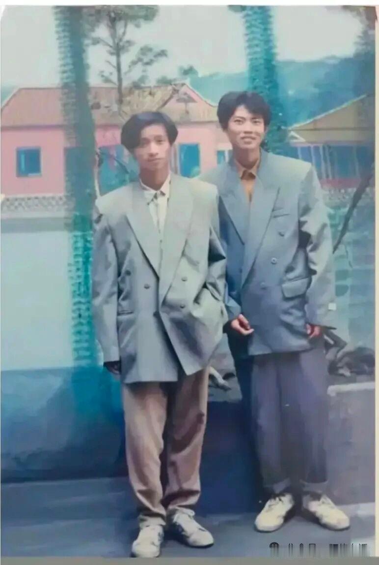 一代人有一代人的审美，
当年这西装不知迷倒多少白富美，
现在看了尴尬到脚趾可以抠