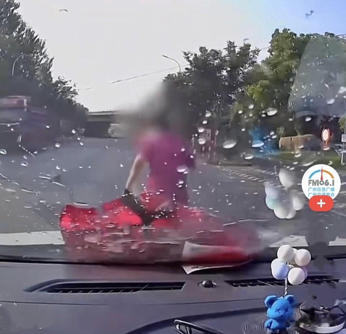近日，江苏泗阳的张女士安安稳稳正常开车行驶，路上远远看到路边站着一位大娘，手里拎