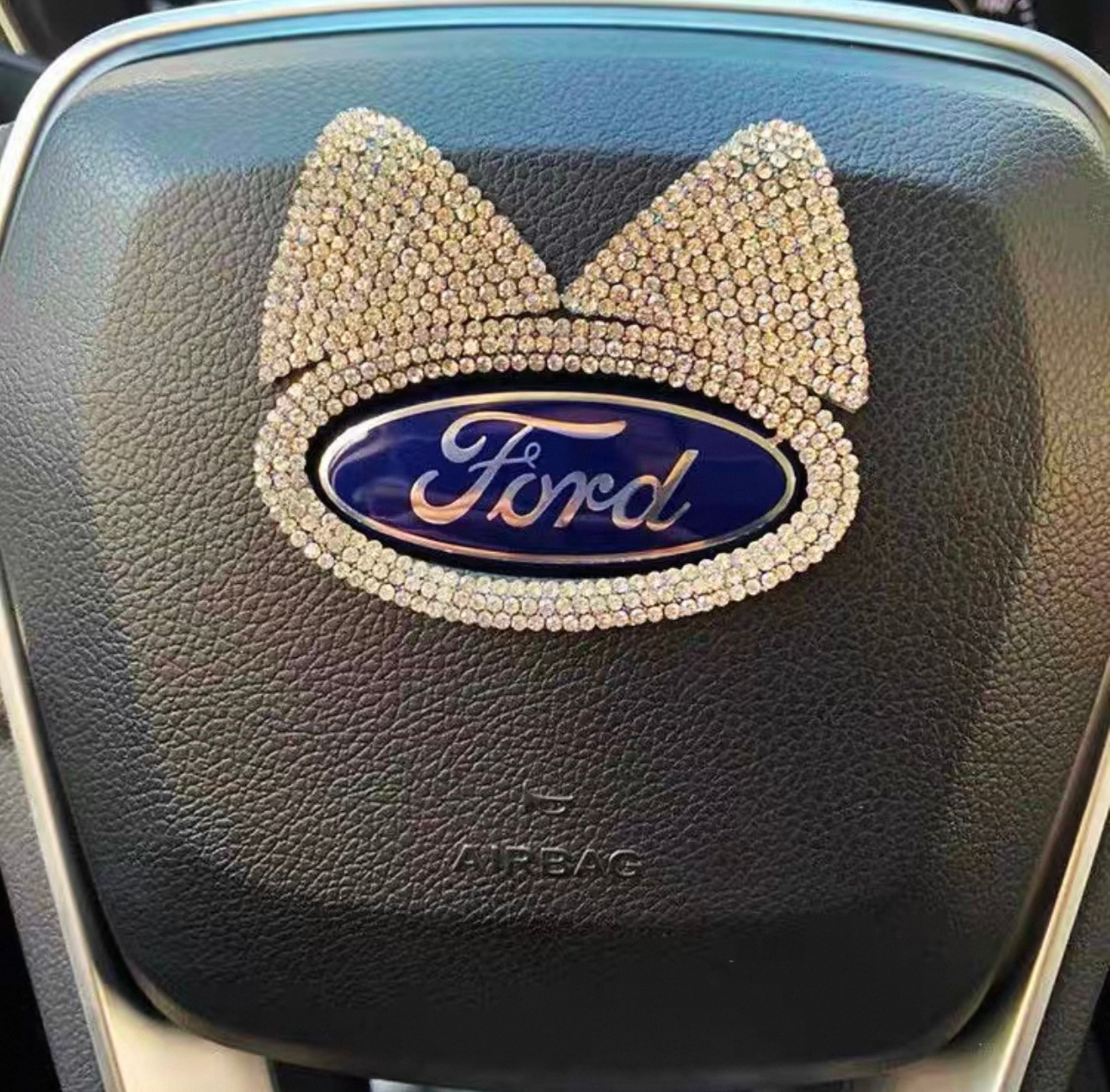 不要在车里放小玩偶了再补充一点尤其不要在方向盘上贴水钻否则气囊弹开的那一瞬间你会