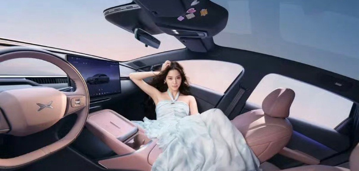 【2026款小鹏MONA M03内饰官图 将于春季正式上市】3月24日，小鹏汽车