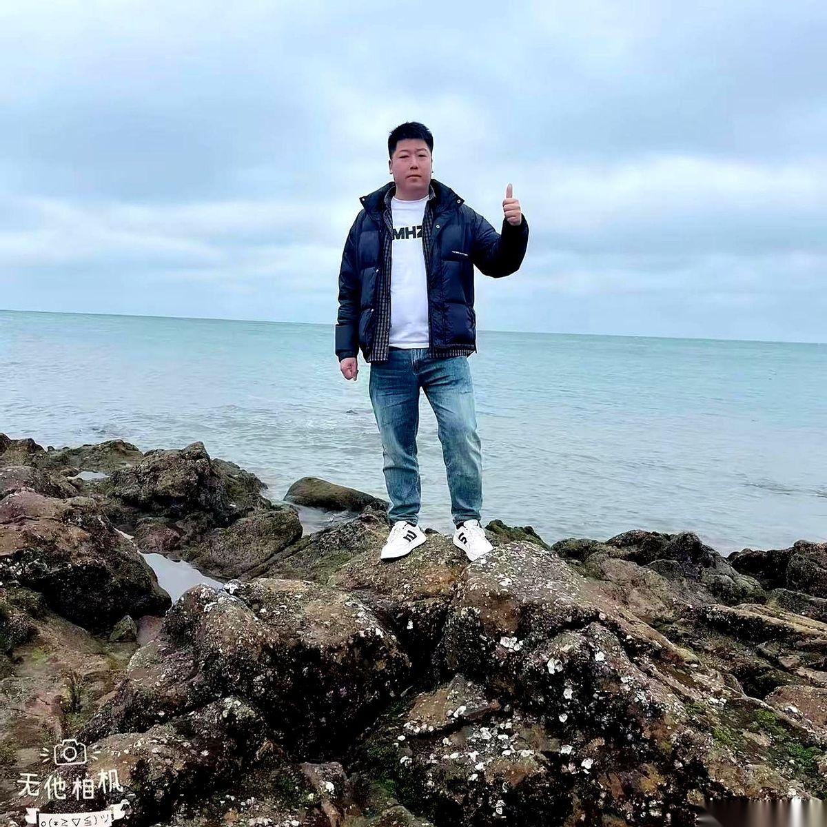 第一铲土扬起来，磕在棺盖上，发出闷闷的一声“噗”。
不是电影里那种清脆的响声，是