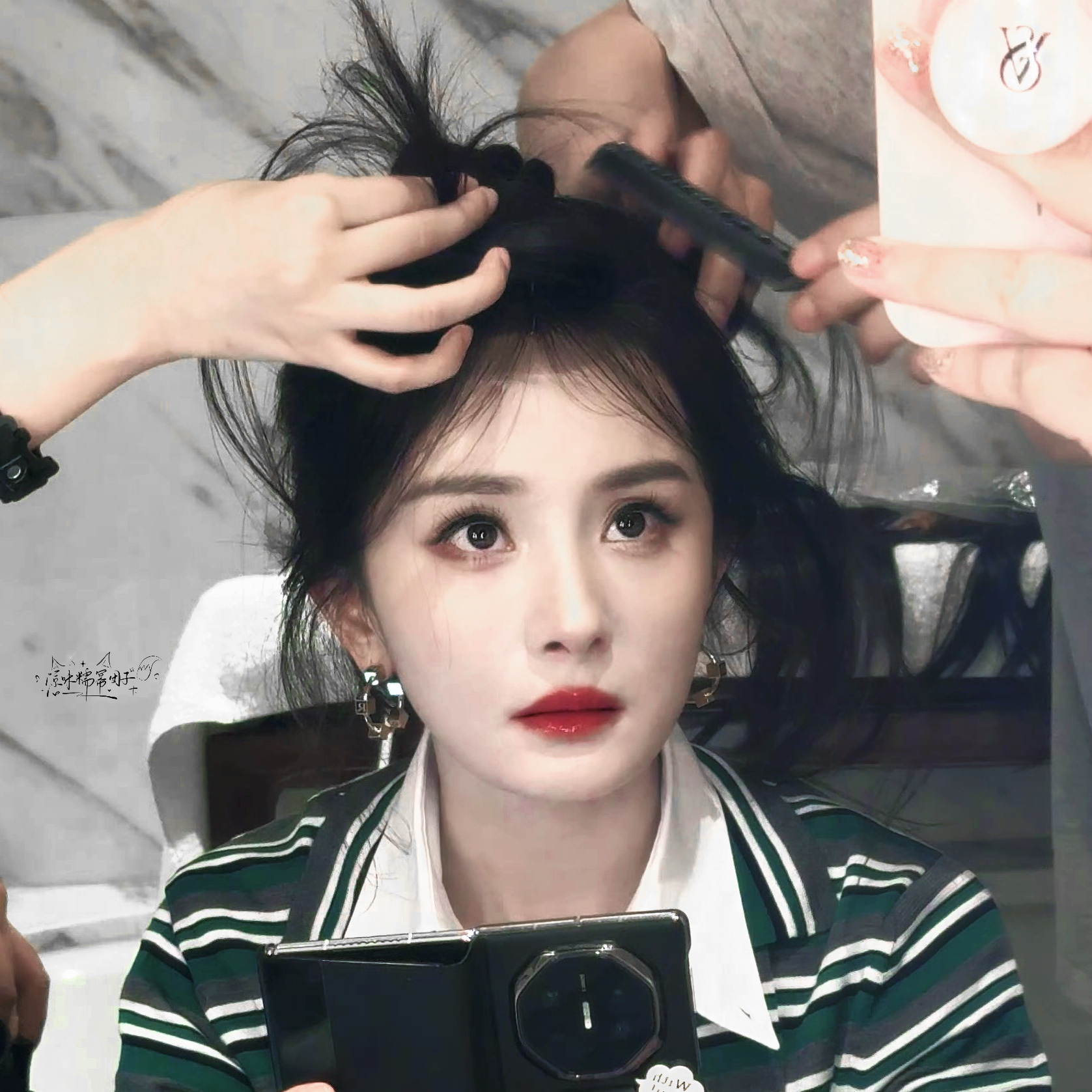 杨幂李现prada造型很萌的一个小女孩
