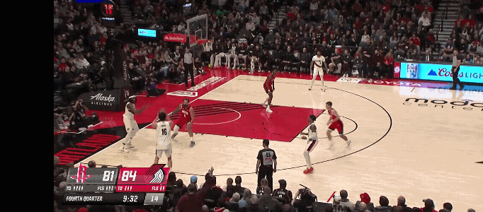 杨瀚森这个球没扣进真的太可惜了，本来是面对亚当斯可以隔扣得分，给自己涨涨士气，但