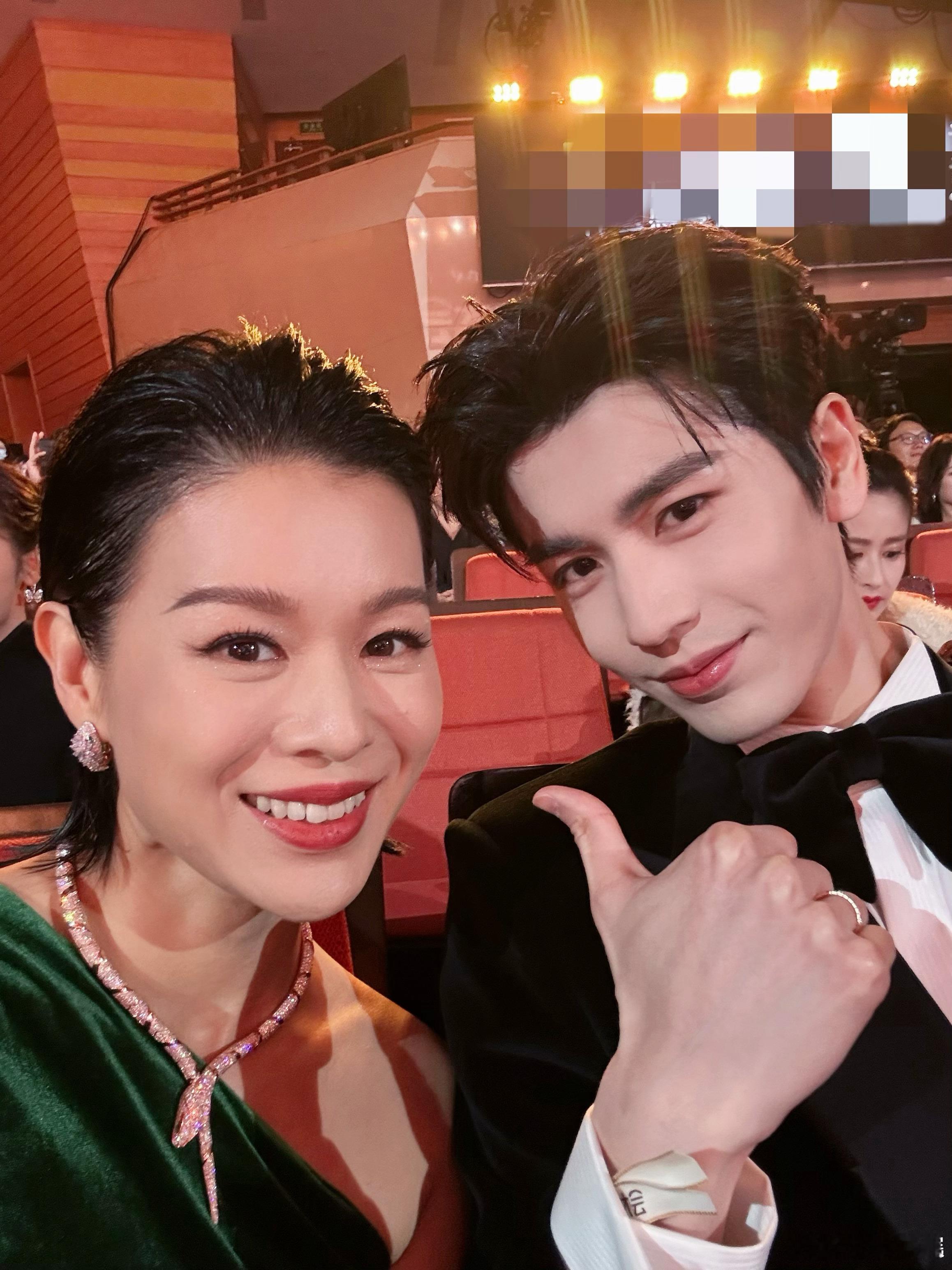 胡杏儿回复张凌赫程谨之行为与胡杏儿无关 胡杏儿和张凌赫解释 胡杏儿回复张凌赫：“
