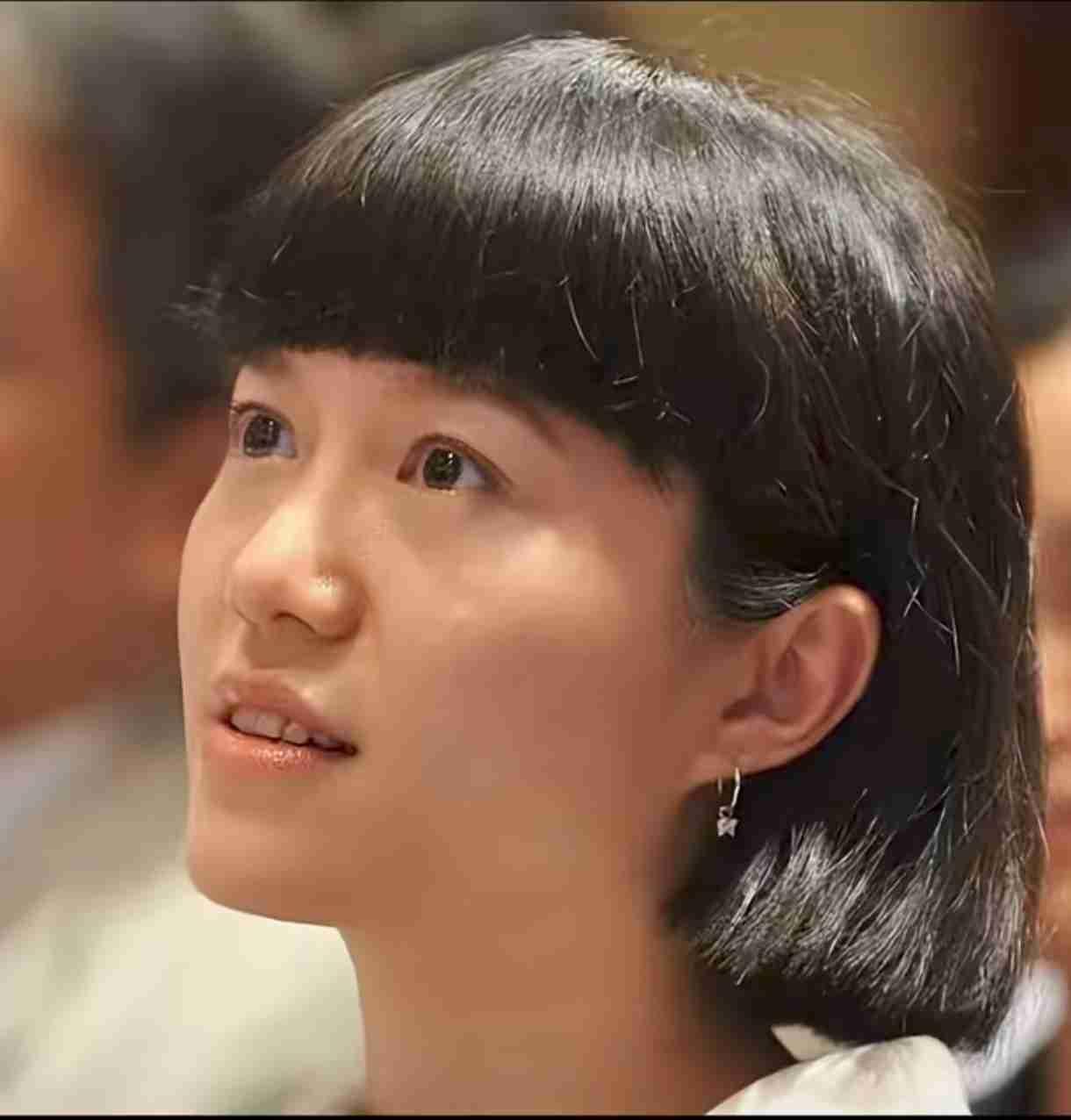 当全网疯传她“卷走遗产、定居海外”时，50岁的翁帆正在新疆喀什的病房里，弯腰为一