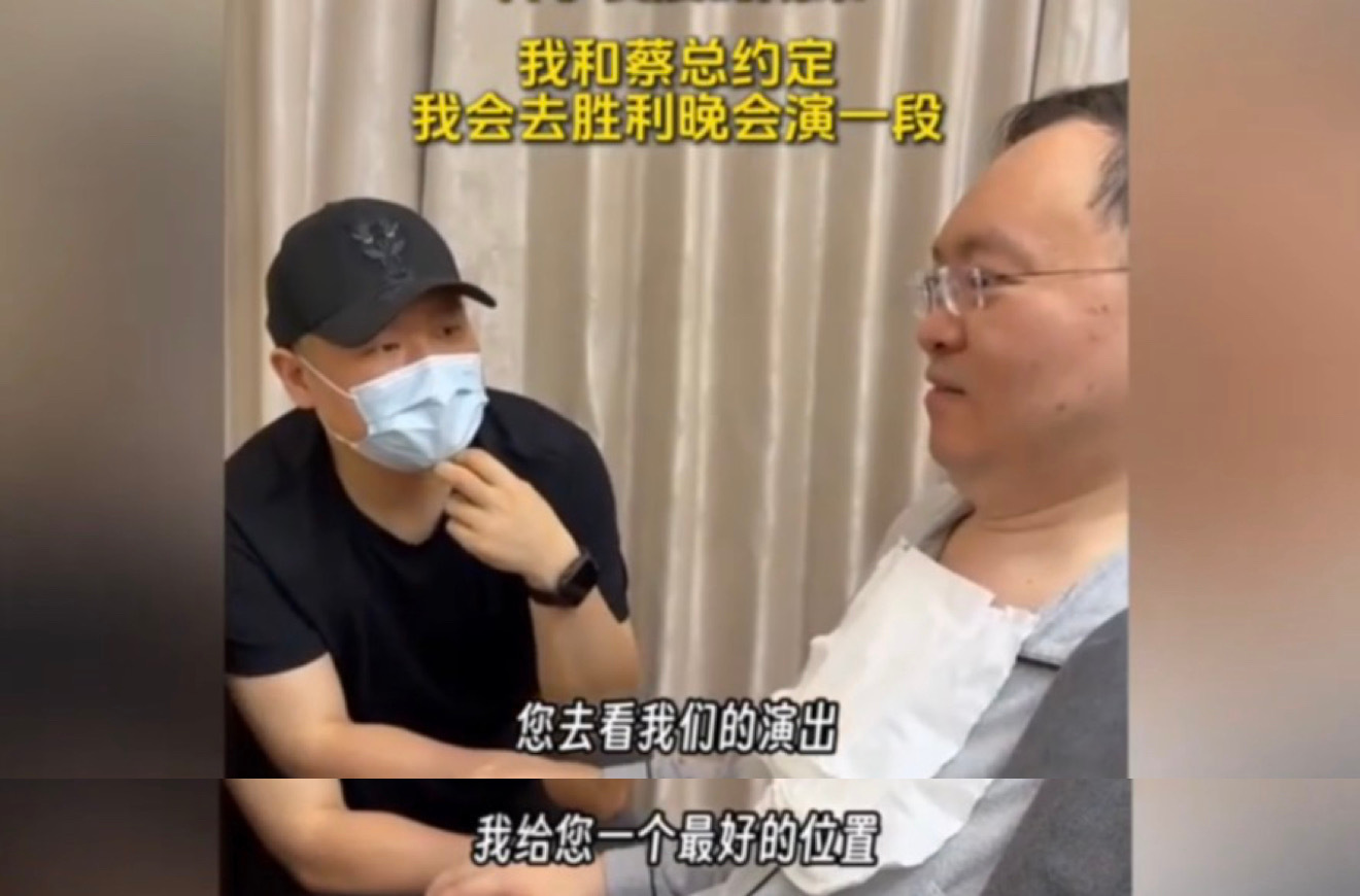岳云鹏亲自看望渐冻症抗争者蔡磊 岳云鹏偶然听闻蔡磊的事迹，满心敬佩，登门探望。舞