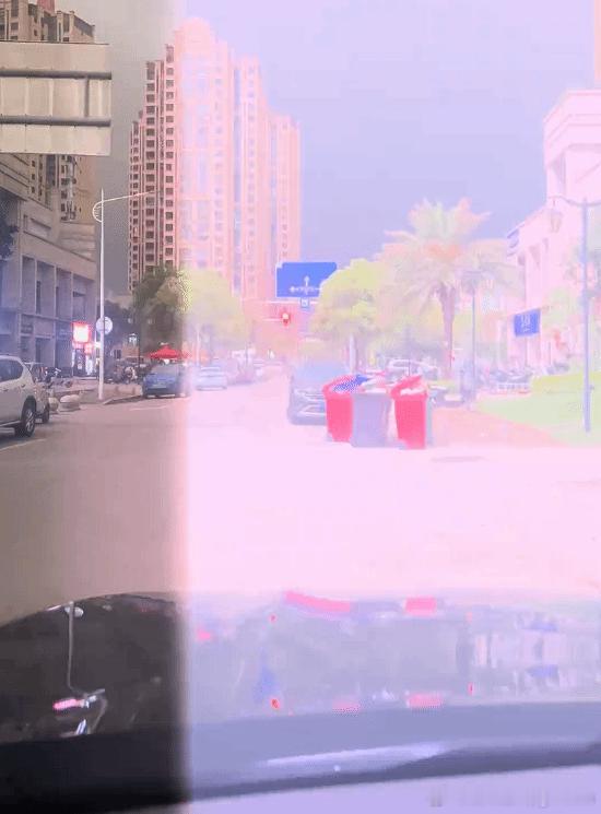 网友雨天开车遭雷击 “法拉第笼”效应保命近日有网友开车时遭遇雷击，恰好他使用手机